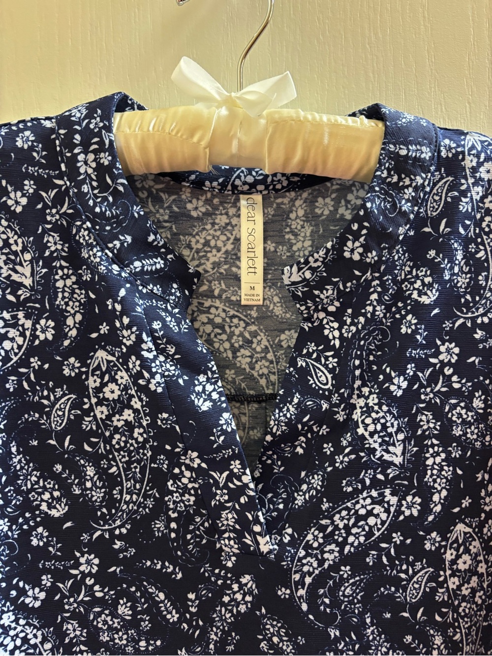 Dear Scarlett Women's Navy Paisley V-Neck Tunic Top. Medium - Picture 2 of 8